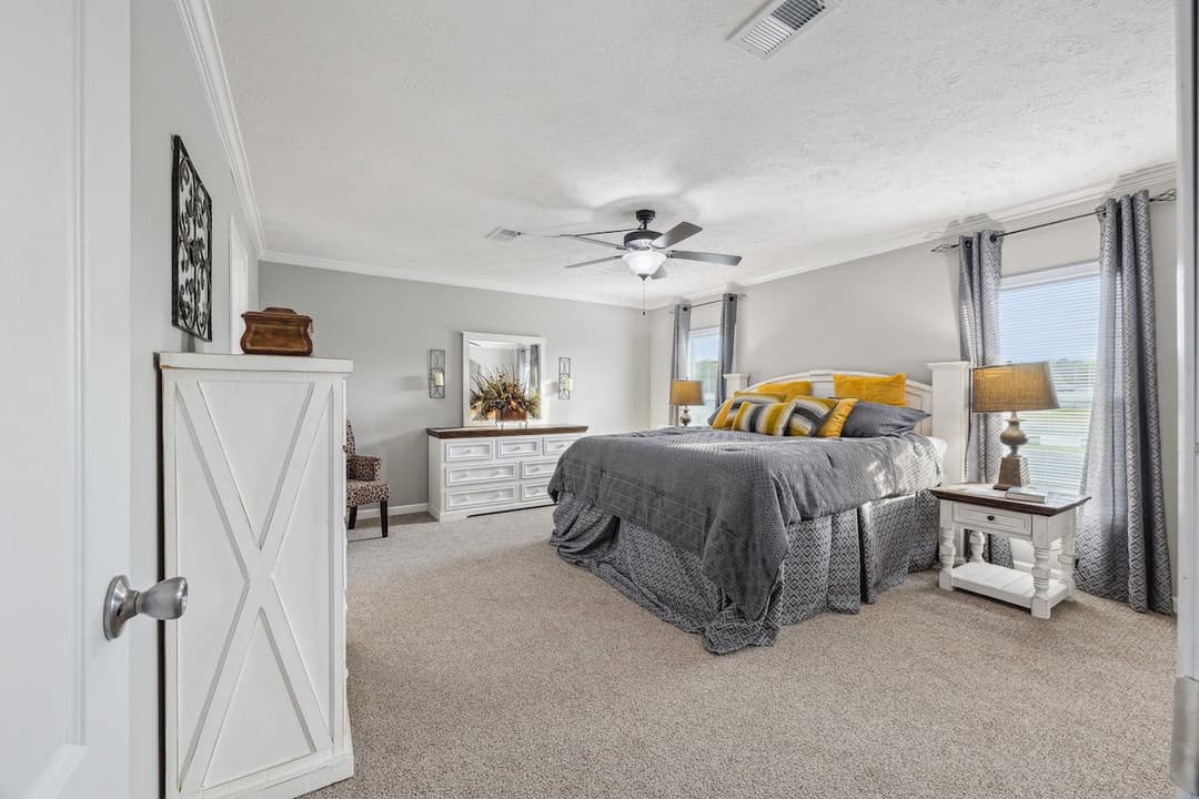 Stagecoach bedroom home features