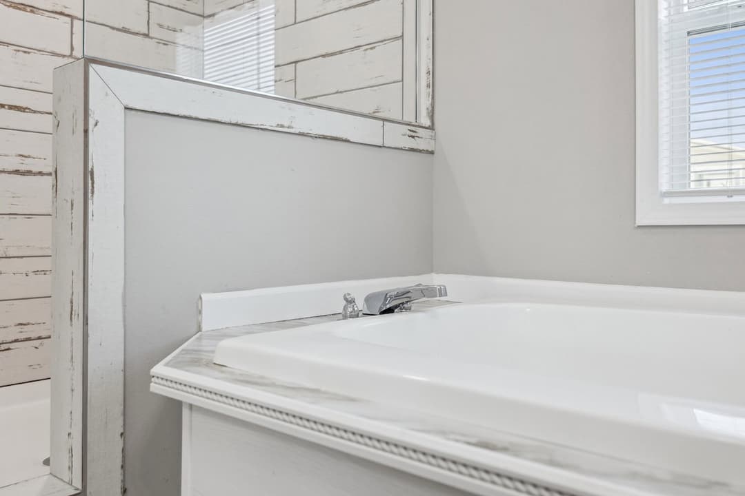 Stagecoach bathroom home features